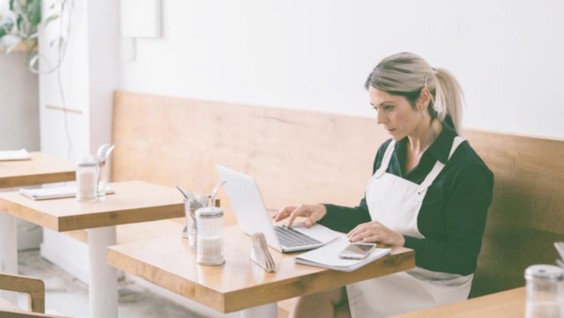 Fokussierte Arbeit an Finanzanalyse